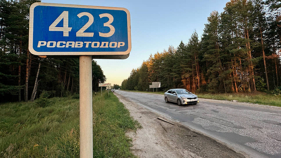 Автомобиль на разбитой автомобильной дороге в Рязанской области 
