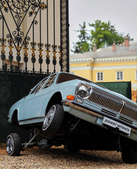 Автомобиль «Волга» на выставке эксклюзивных автомобилей «Автовыходные в усадьбе "Архангельское"»