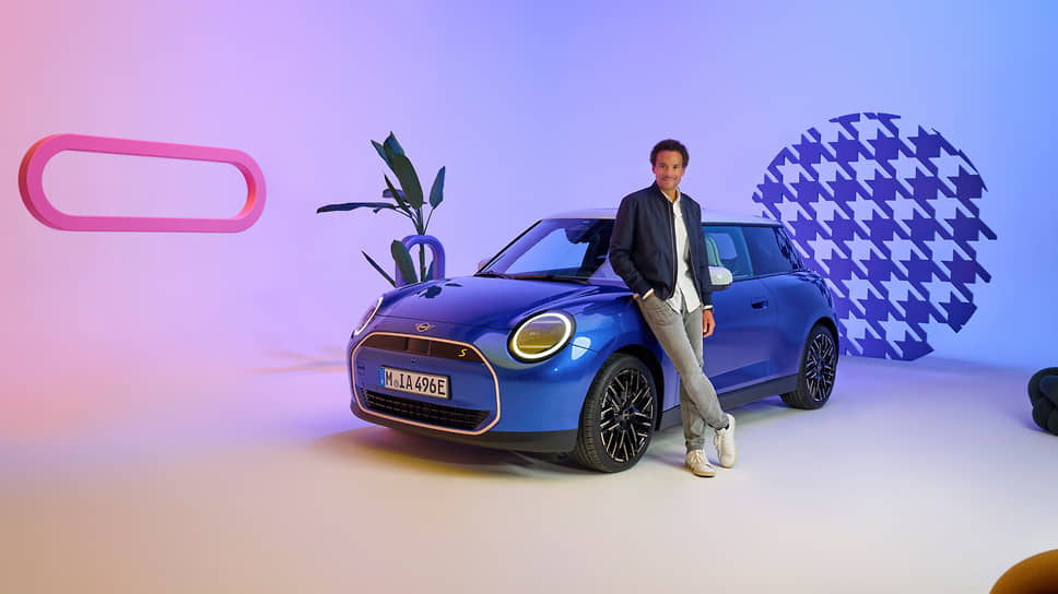 Главный дизайнер MINI Оливер Хельмер и новинка бренда —  электромобиль  MINI Cooper, разработанный совместным предприятием BMW и Great Wall Motor 