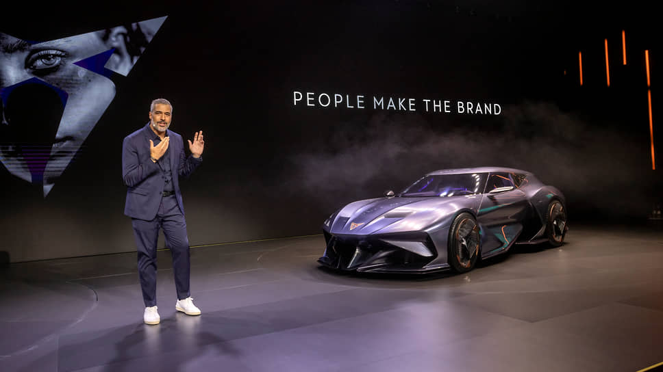 Одна из ярких премьер выставки IAA Mobility – шоу-кар Cupra DarkRebel, созданный, как указано в пресс-релизе, «с помощью иммерсивного гиперконфигуратора». Это полностью электрический спортивный «шутинг-брейк», который «сочетает в себе виртуальный и физический миры и является идеальной интерпретацией ДНК бренда» 
