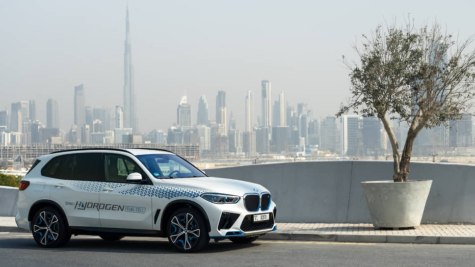 BMW iX5 Hydrogen проходит тест-драйвы в Дубае, это первые испытания автомобилей на водородных топливных элементах из пилотнорго парка BMW, которые прошли в жаркую погоду в Объединенных Арабских Эмиратах 