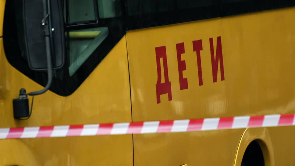 Школьный автобус во время линейки 1 сентября в Алуште 