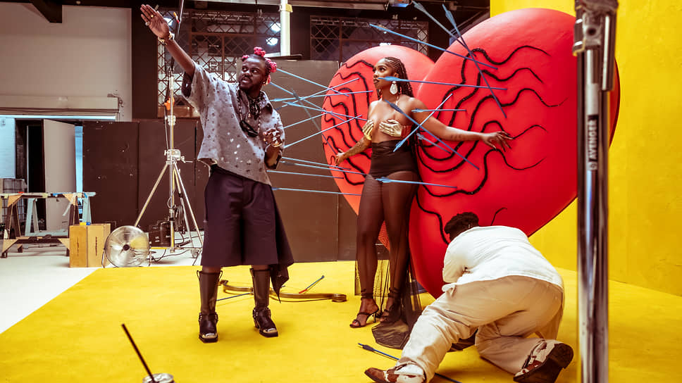 Tiwa Savage, чье имя почему-то не принято транскрибировать кириллицей — нигерийская певица, которую называют «королевой афробитов»