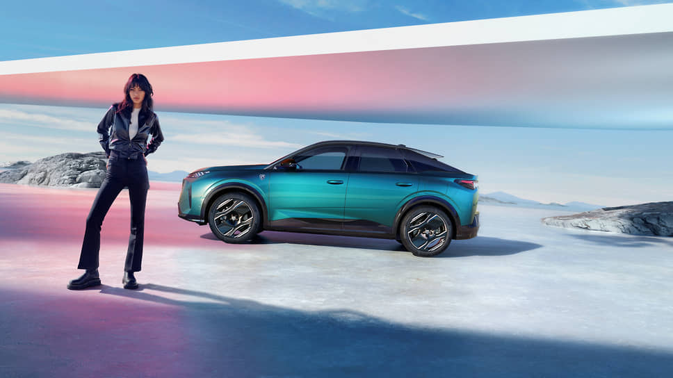 Компания Peugeot представила новое поколение кроссовера 3008, которое превратилось в электрический купе-кроссовер E-3008