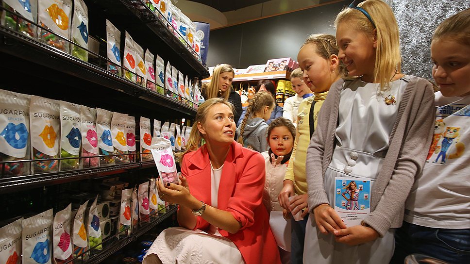 Мария Шарапова приехала в родной Сочи, чтобы презентовать конфеты Sugarpova, открыть студию Samsung Galaxy в Олимпийском парке и поработать корреспондентом NBC