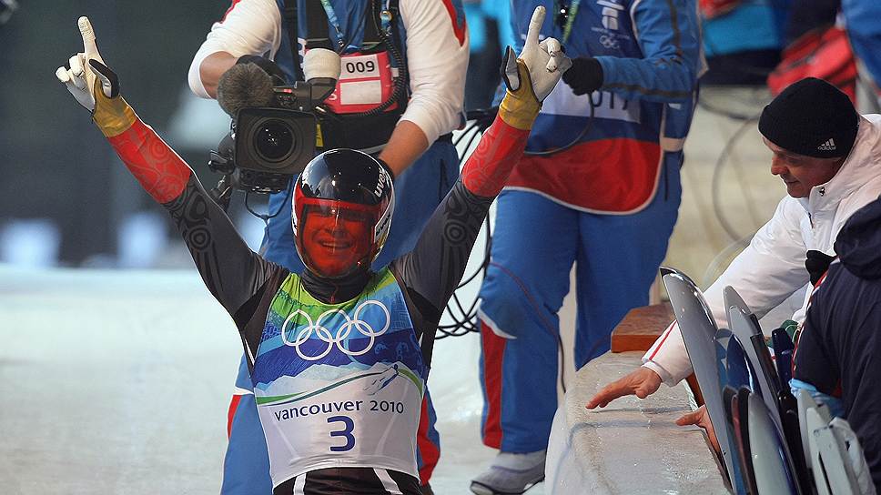 XXI Зимние Олимпийские игры в Ванкувере. Участник олимпийской сборной Германии саночник Феликс Лох после заезда. Феликс Лох завоевал первое место.
