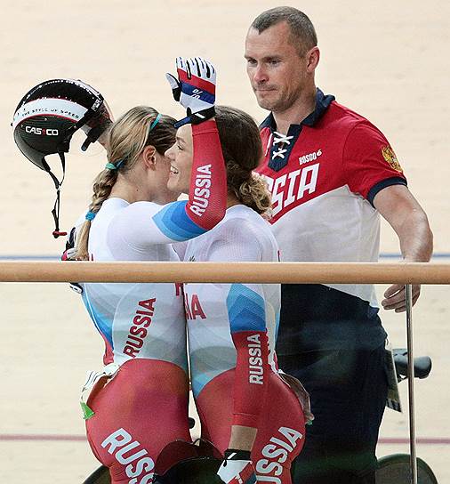 Велосипедистки Дарья Шмелева и Анастасия Войнова (в центре) завоевали серебро в спринте
