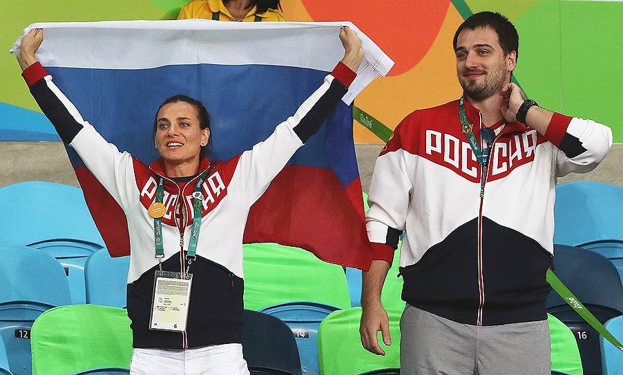 Двукратная олимпийская чемпионка Елена Исинбаева с супругом, легкоатлетом Никитой Петиновым, на трибуне во время соревнований
