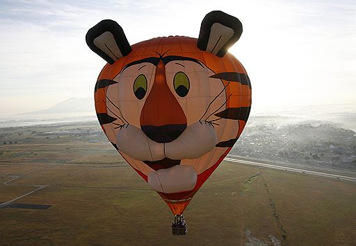 12.02.2009 На севере Манилы (Филиппины) начались соревнования любителей воздухоплавания на огромных воздушных шарах - 14th Philippine International Hot Air Balloon Week. В соревнованиях участвует около 25 стран