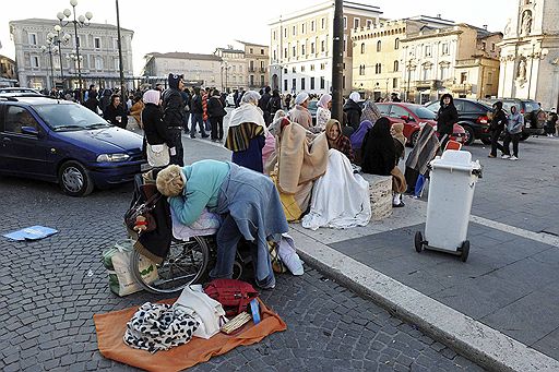 06.04.2009 В Италии произошло землетрясение силой 6,7 баллов по шкале Рихтера. Многие здания в городе были разрушены, под развалинами находятся люди