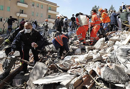 06.04.2009 В Италии произошло землетрясение силой 6,7 баллов по шкале Рихтера. Многие здания в городе были разрушены, под развалинами находятся люди