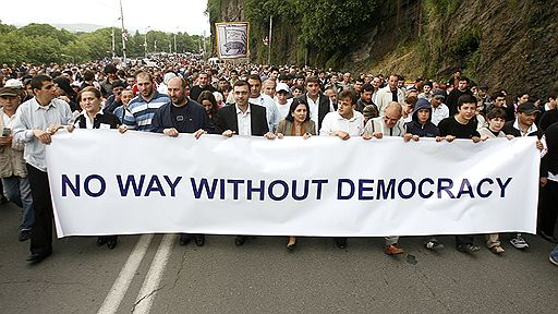 26.05.2009 В Тбилиси — в день независимости Грузии прошла самая массовая за последнее время акция протеста местной оппозиции
