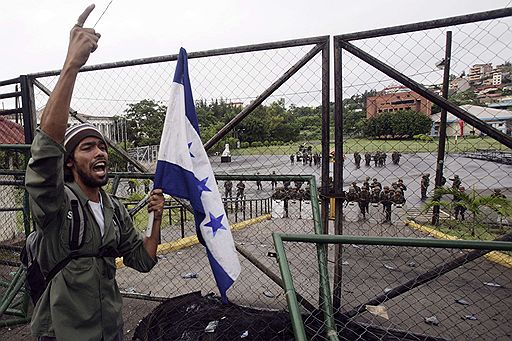 29.06.2009 В Тегусигальпе (Гондурас) прошли митинги против военного переворота и свержения законного президента Мануэля Селайи 