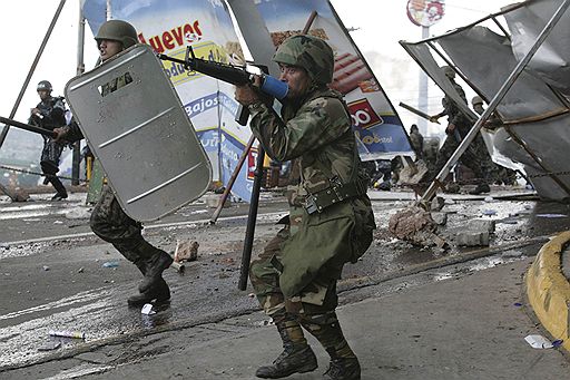 29.06.2009 В Тегусигальпе (Гондурас) прошли митинги против военного переворота и свержения законного президента Мануэля Селайи 