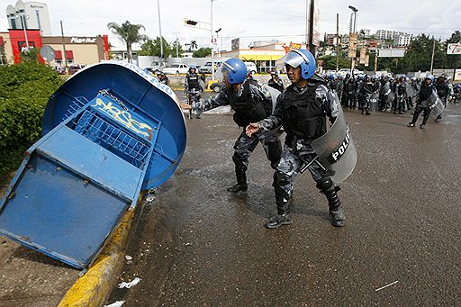 29.06.2009 В Тегусигальпе (Гондурас) прошли митинги против военного переворота и свержения законного президента Мануэля Селайи 