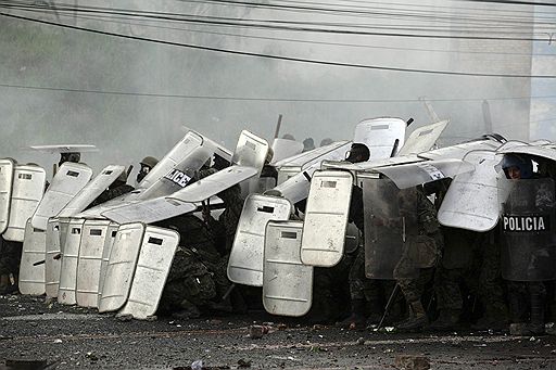 29.06.2009 В Тегусигальпе (Гондурас) прошли митинги против военного переворота и свержения законного президента Мануэля Селайи 
