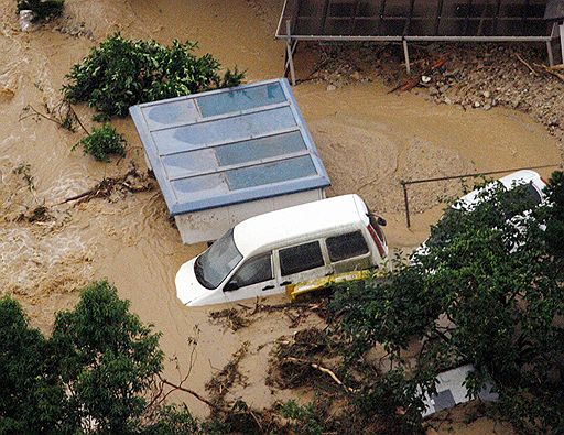 21.07.2009 На западе Японии в результате сильных проливных дождей, вызвавших оползни и наводнения, пятеро человек погибли, еще столько же пропали без вести