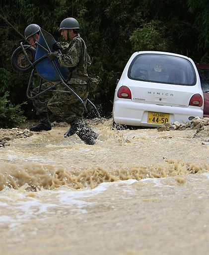 21.07.2009 На западе Японии в результате сильных проливных дождей, вызвавших оползни и наводнения, пятеро человек погибли, еще столько же пропали без вести