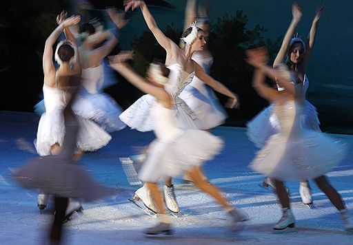 10.01.2009 Танцоры из Санкт-Петербурга представили балет &quot;Лебединое озеро&quot; на льду в Валлетте (Мальта)
