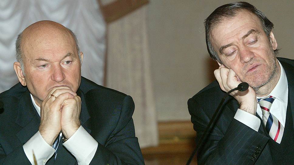 Художественный руководитель Мариинского театра Валерий Гергиев (справа) на пресс-конференции, посвященной проведению в Москве III-го музыкального пасхального фестиваля, в Белом зале мэрии Москвы, 2004 год