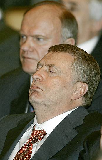 Заместитель председателя Госдумы Владимир Жириновский (справа) на торжественном заседании, посвященном 10-летию работы парламента, 2004 год