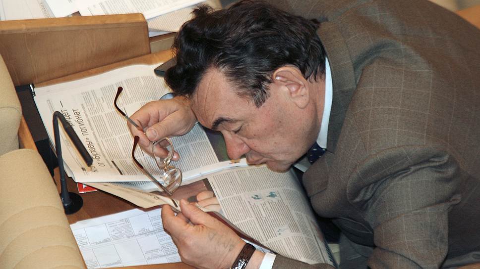 Депутат Госдумы читает газету перед началом заседания, 2006 год