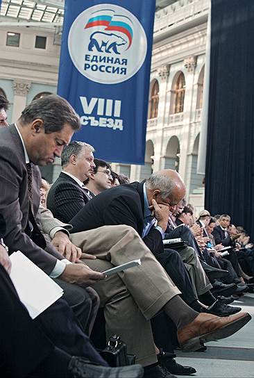 Кинорежиссер, депутат Госдумы Станислав Говорухин (наклонился) на съезде партии «Единая Россия» в Гостином Дворе, 2007 год