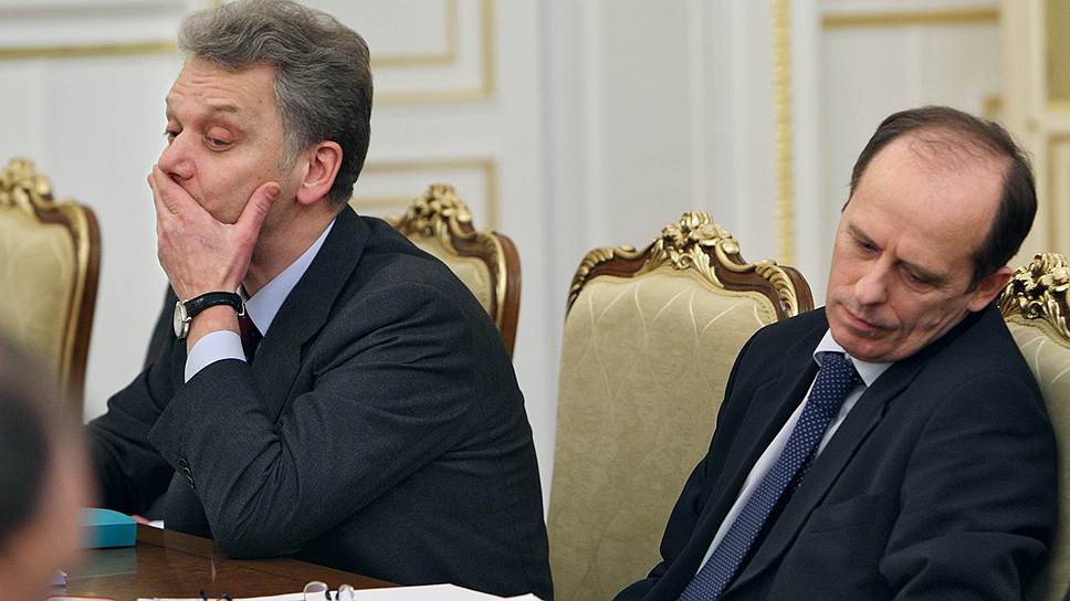 Директор ФСБ Александр Бортников (справа) на заседании правительства России по инвестициям, 2009 год