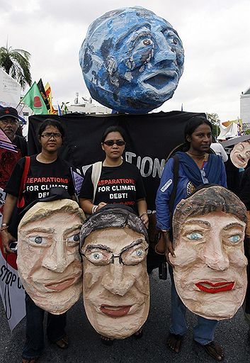 05.10.2009 около здания ООН в Бангкоке, где проходят переговоры по урегулированию проблем изменения климата, состоялась демонстрация против стран, загрязняющих окружающую среду
