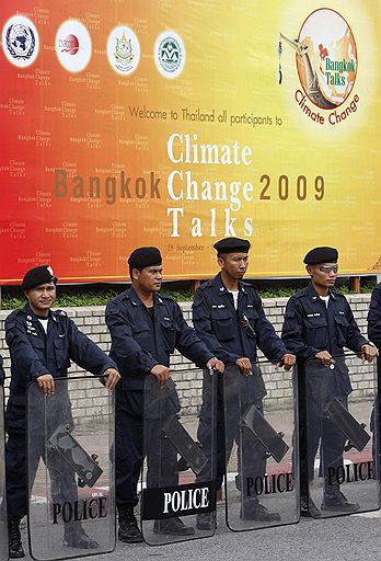 05.10.2009 около здания ООН в Бангкоке, где проходят переговоры по урегулированию проблем изменения климата, состоялась демонстрация против стран, загрязняющих окружающую среду