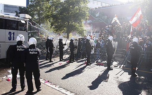 19.10.2009 В Люксембурге у здания правительства, где состоялось заседание министров сельского хозяйства Евросоюза, фермеры провели массовую акцию протеста из-за низких цен на молоко 