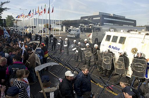19.10.2009 В Люксембурге у здания правительства, где состоялось заседание министров сельского хозяйства Евросоюза, фермеры провели массовую акцию протеста из-за низких цен на молоко 
