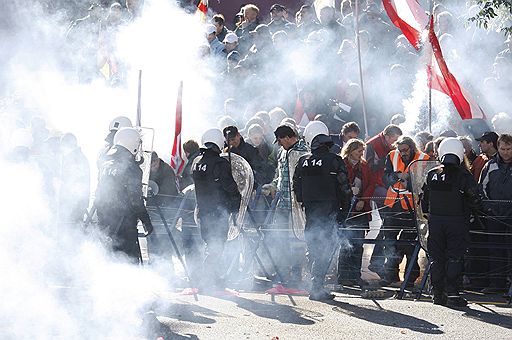 19.10.2009 В Люксембурге у здания правительства, где состоялось заседание министров сельского хозяйства Евросоюза, фермеры провели массовую акцию протеста из-за низких цен на молоко 