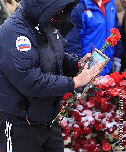 13.12.2009 На девятый день после пожара в Перми жители города пришли с цветами к месту гибели людей