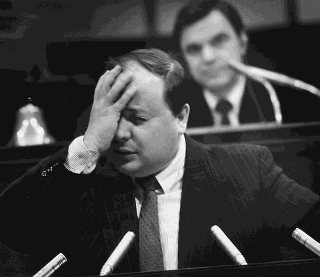 Известно, что Гайдар был шокирован решением Ельцина, согласившегося с его отставкой, и какое-то время связывал свою дальнейшую судьбу исключительно с Институтом экономики переходного периода, директором которого он стал в декабре 1992 года. В начале 1993 года Ельцин назначил Гайдара своим экономическим советником и членом президентского консультативного совета