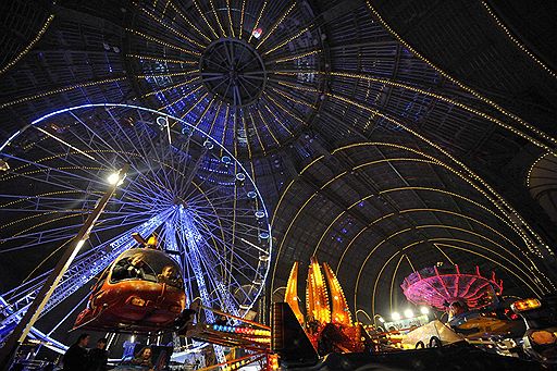 17.12.2009 В Париже в Grand Palais открылась праздничная ярмарка. Сотни парижан пришли посмотреть на гигантское колесо обозрения. Увеселительные мероприятия будут продолжаться до 1 января