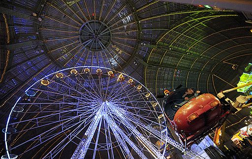 17.12.2009 В Париже в Grand Palais открылась праздничная ярмарка. Сотни парижан пришли посмотреть на гигантское колесо обозрения. Увеселительные мероприятия будут продолжаться до 1 января