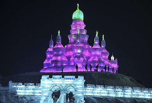 С 5 января в Харбине откроется ежегодный Международный Фестиваль «Лед и снег». Посетители смогут увидеть более 2000 ледяных композиций, на изготовление которых используется около 100 тыс. кубических метров льда и столько же снега