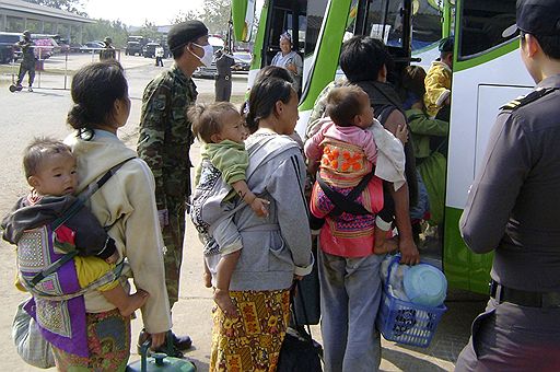 28.12.2009 В Таиланде началась операция по принудительной депортации в Лаос около четырех тысяч человек, принадлежащих к народности хмонг. 
Ранее власти Таиланда заявили о намерении депортировать беженцев, несмотря на опасения правозащитников, что на родине их могут ждать преследования