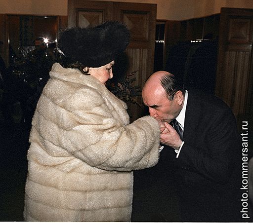Исполнительный секретарь Содружества независимых государств (СНГ) Юрий Яров (справа) и оперная певица Ирина Архипова в 2002 году