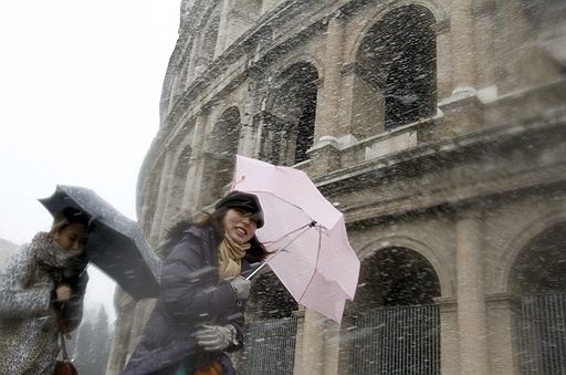 12.02.2010 В Риме впервые за последние пять лет выпал снег. Столичными властями было принято решение оснастить металлическими цепями колеса городских автобусов