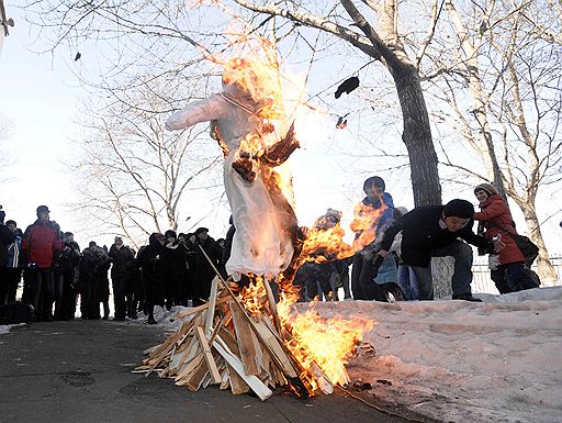 14.02.2010 В нескольких странах отметили проводы зимы, сопровождающиеся массовыми гуляниями с песнями, танцами, хороводами. А также традиционным сжиганием соломенной Масленицы