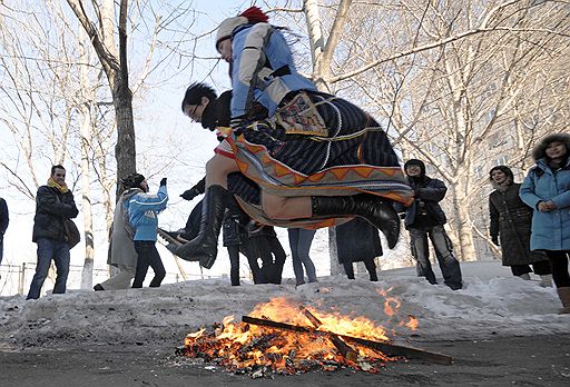 14.02.2010 В нескольких странах отметили проводы зимы, сопровождающиеся массовыми гуляниями с песнями, танцами, хороводами. А также традиционным сжиганием соломенной Масленицы