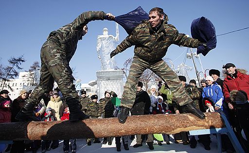 14.02.2010 В нескольких странах отметили проводы зимы, сопровождающиеся массовыми гуляниями с песнями, танцами, хороводами. А также традиционным сжиганием соломенной Масленицы