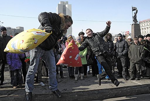 14.02.2010 В нескольких странах отметили проводы зимы, сопровождающиеся массовыми гуляниями с песнями, танцами, хороводами. А также традиционным сжиганием соломенной Масленицы