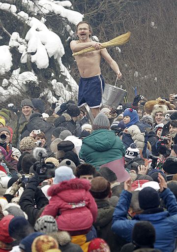 14.02.2010 В нескольких странах отметили проводы зимы, сопровождающиеся массовыми гуляниями с песнями, танцами, хороводами. А также традиционным сжиганием соломенной Масленицы