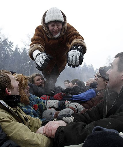 14.02.2010 В нескольких странах отметили проводы зимы, сопровождающиеся массовыми гуляниями с песнями, танцами, хороводами. А также традиционным сжиганием соломенной Масленицы