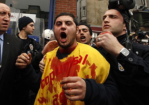 17.02.2010 В Стамбуле полиция задержала десятки человек, оккупировавших Испанский культурный центр. Протестующие выражали несогласие с решением правительства уволить 10 000 работников табачной промышленности