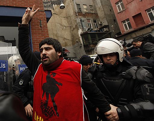 17.02.2010 В Стамбуле полиция задержала десятки человек, оккупировавших Испанский культурный центр. Протестующие выражали несогласие с решением правительства уволить 10 000 работников табачной промышленности