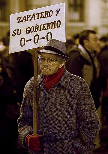 24.02.2010 В крупных городах Испании около 70 тыс. человек приняли участие в демонстрации против пенсионной реформы, увеличивающей возраст выхода на пенсию с 65 до 67 лет